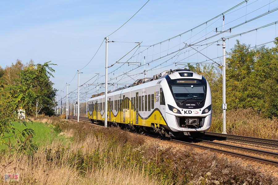 45WE-026 jako poc. KD 69519 relacji: Lubań Śląski - Wrocław Główny jedzie szlakiem: Miękinia - Wrocław Leśnica, zbliżając się do Leśnicy, linia D29-275.