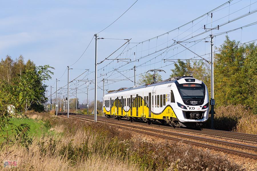31WE-022 jako poc. KD 66565 relacji: Wrocław Główny - Lubin jedzie szlakiem: Wrocław Leśnica - Miękinia, wyjeżdżając z Wrocławia, linia D29-275.