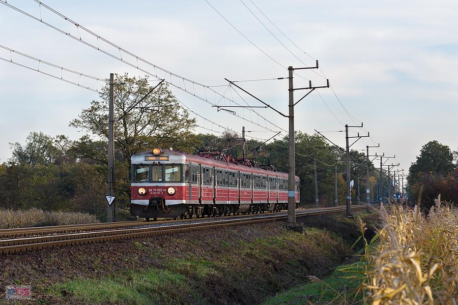 EN71-022 jako poc. Regio 66283 relacji: Wrocław Główny - Głogów jedzie szlakiem Wrocław Pracze - Brzezinka Średzka, mijając pola w dzielnicy Marszowice. Linia D29-273.