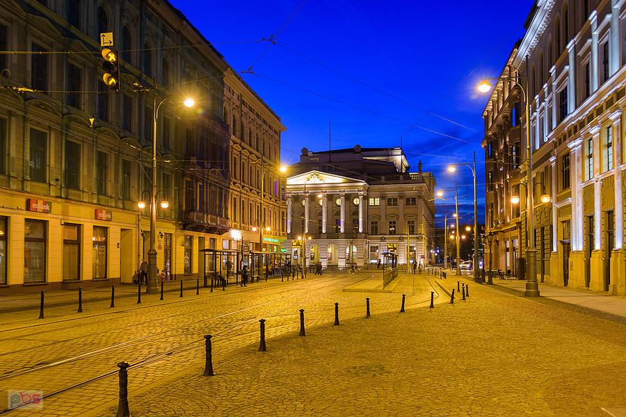 Plac Teatralny we Wrocławiu, w tle Opera Wrocławska