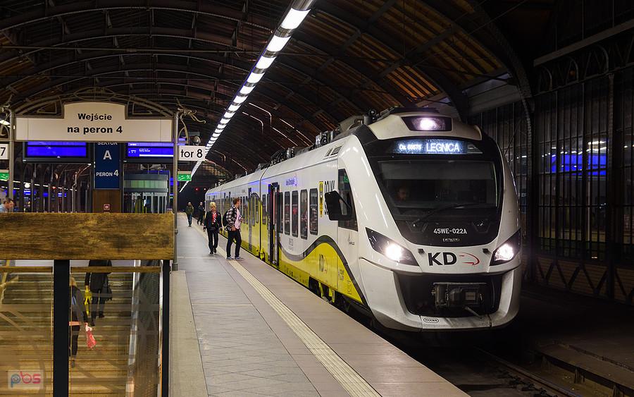 45WE-022 jako poc. KD 66575 relacji: Wrocław Główny - Legnica oczekuje na odjazd ze stacji początkowej.