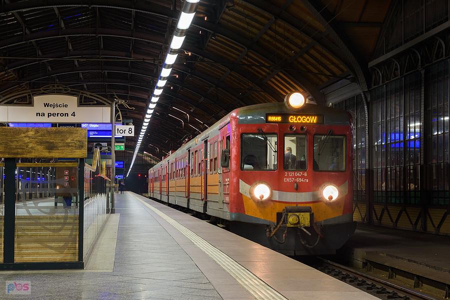 EN57-694 jako poc. Regio 66415 relacji: Wrocław Główny - Głogów oczekuje na odjazd ze stacji początkowej.