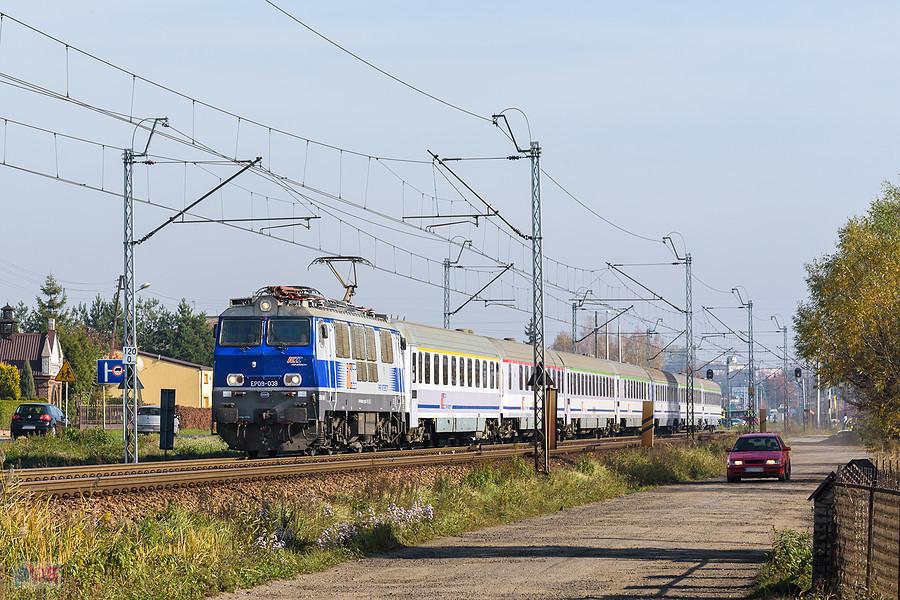 EP09-039 z poc. IC 3810 "Matejko" relacji: Przemyśl Główny - Świnoujście mknie szlakiem: Częstochowa Stradom - Częstochowa Gnaszyn, linia D29-61.
