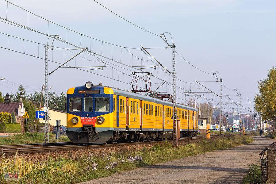 EN57-1019 jako poc. osobowy R 44505/4 relacji: Tarnowskie Góry - Częstochowa. Szlak: Częstochowa Gnaszyn - Częstochowa Stradom, linia D29-61.
