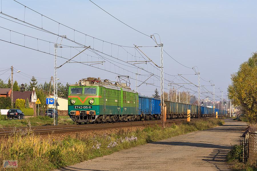 Odmalowana w oryginalne barwy ET42-015 z poc. nr 444260 relacji: Częstochowa Mirów - Rybnik Towarowy mija dzielnicę Gnaszyn. Szlak: Częstochowa Stradom - Częstochowa Gnaszyn, linia D29-61.
