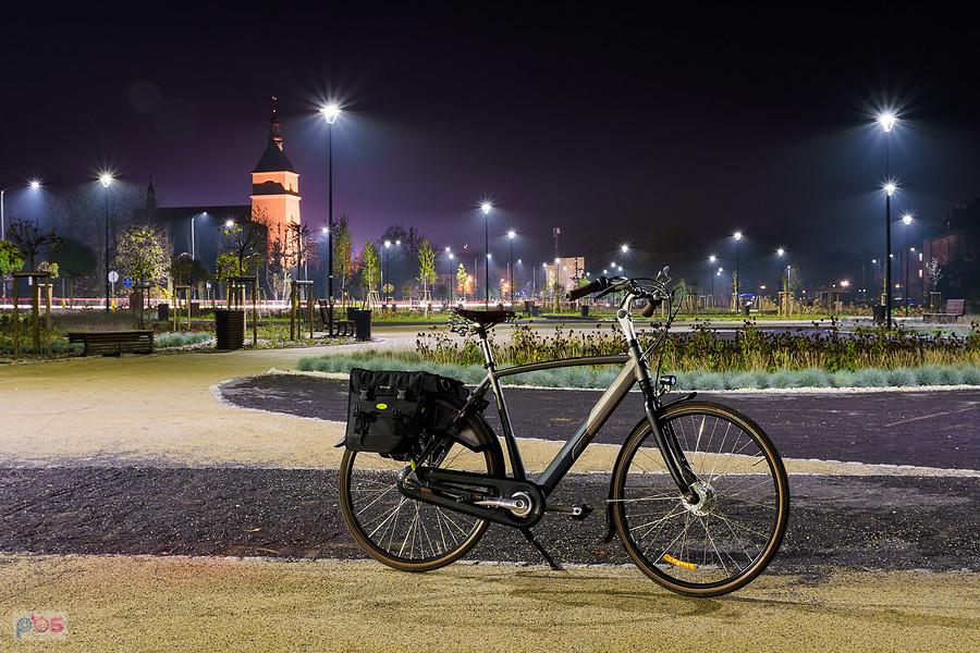 Park miejski w Blachowni i Moja Gazelle Orange C8. Po lewej widoczna parafia Świętego Michała Archanioła.