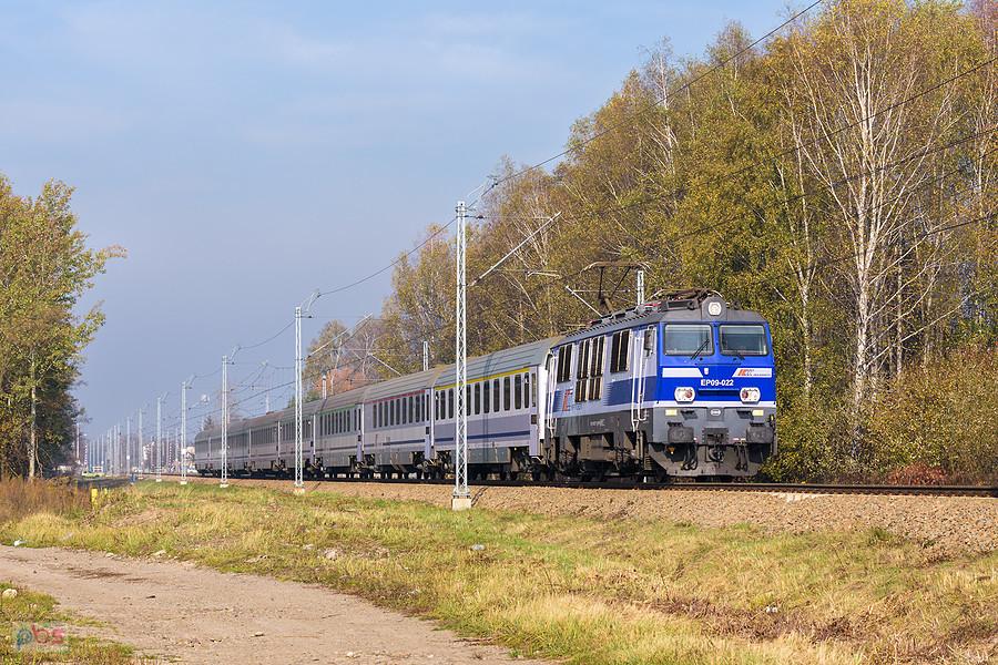 EP09-022 na czele poc. IC 7300 "Siemieradzki" relacji: Poznań Główny - Przemyśl Główny mija dzielnicę Błeszno. Szlak: Częstochowa Stradom - podg. Kucelinka, linia D29-61.