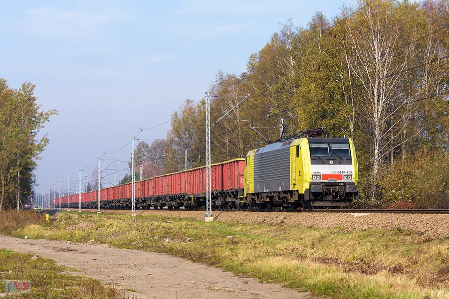Eurosprinter E189-205 z węglarkami do Rykoszyna jedzie szlakiem: Częstochowa Stradom - podg. Kucelinka, linia D29-61. Skład mija częstochowską dzielnicę Błeszno.