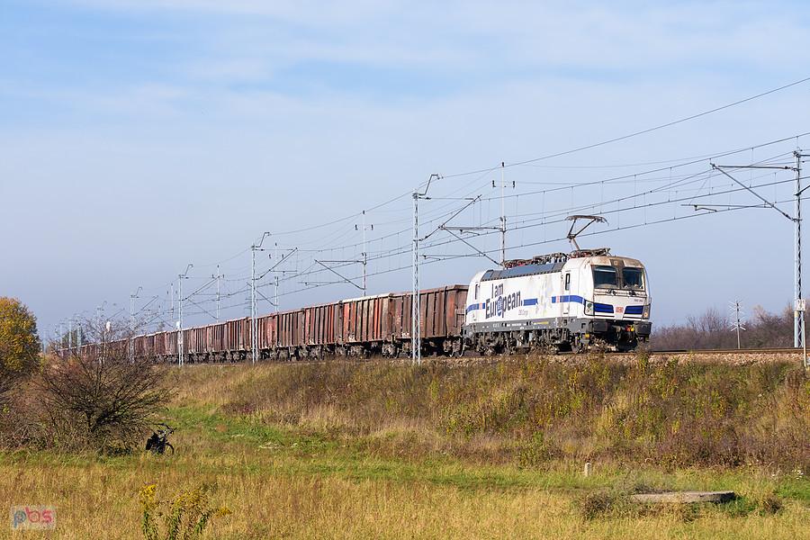 Vectron 193 362 w okleinie "I'm European" pokonuje łuk na szlaku: podg. Kucelinka - Turów, kierując się w stronę Koniecpola. Turów, linia D29-61.