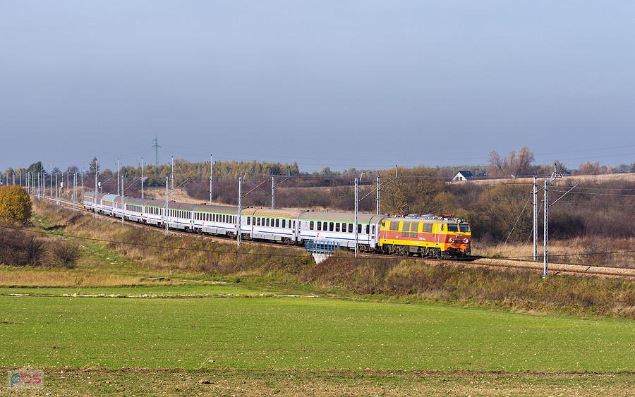 EP09-046, czyli "dziewiątka" w tradycyjnym historycznym malowaniu prowadzi poc. IC 8304 "Mehoffer" relacji: Szczecin Główny - Przemyśl Główny. Szlak: podg. Kucelinka - Turów, linia D29-61.