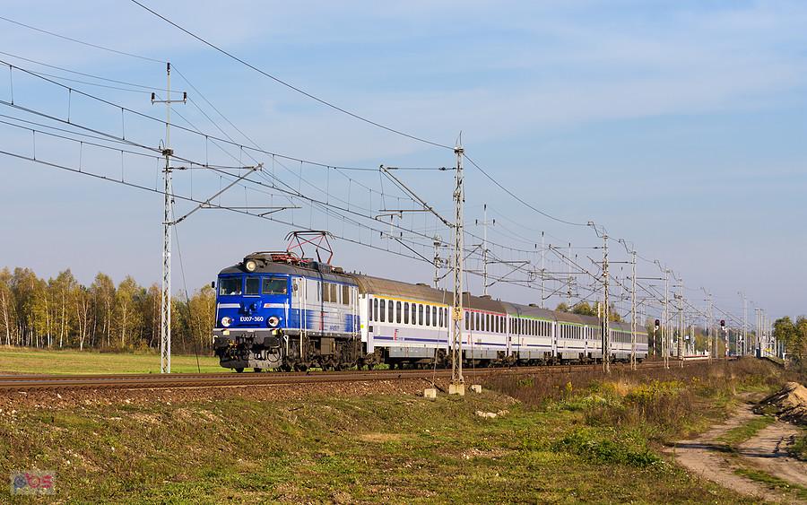EU07-360 z poc. IC 3804 "Mehoffer" relacji: Przemyśl Główny - Szczecin Główny na szlaku: Julianka - Turów. Skład minął przed chwilą przystanek osobowy i posterunek odstępowy Lusławice.