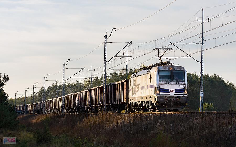 Po dłuższym postoju technicznym w Turowie Vectron 193 362 udaje się w dalszą drogę w kierunku Koniecpola - skład zbliża się do posterunku odstępowego i przystanku osobowego Lusławice. Szlak: Turów - Julianka, linia D29-61.