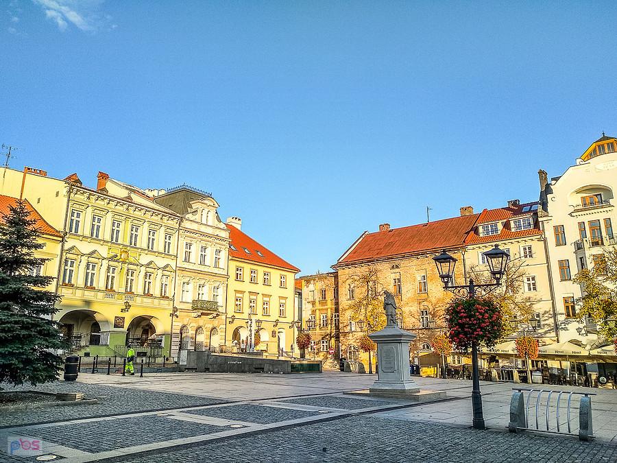 Słońce oświetliło już kamienice