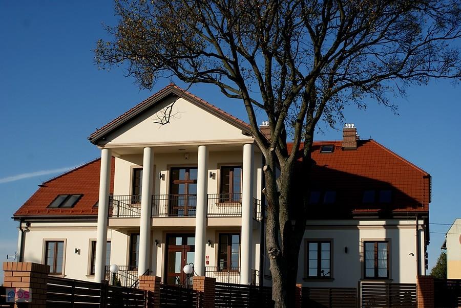 Odnowiony dwór w Białobrzegach, dzielnicy Tomaszowa Maz.