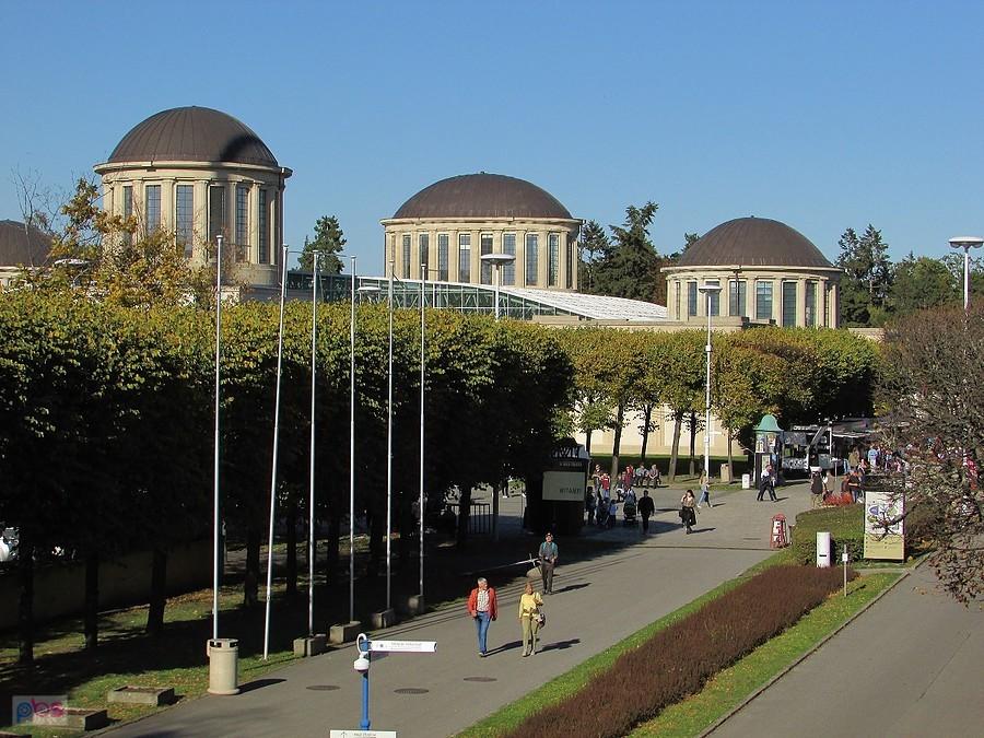 Pawilon Czterech Kopuł - widok z kładki nad ul. Wróblewskiego