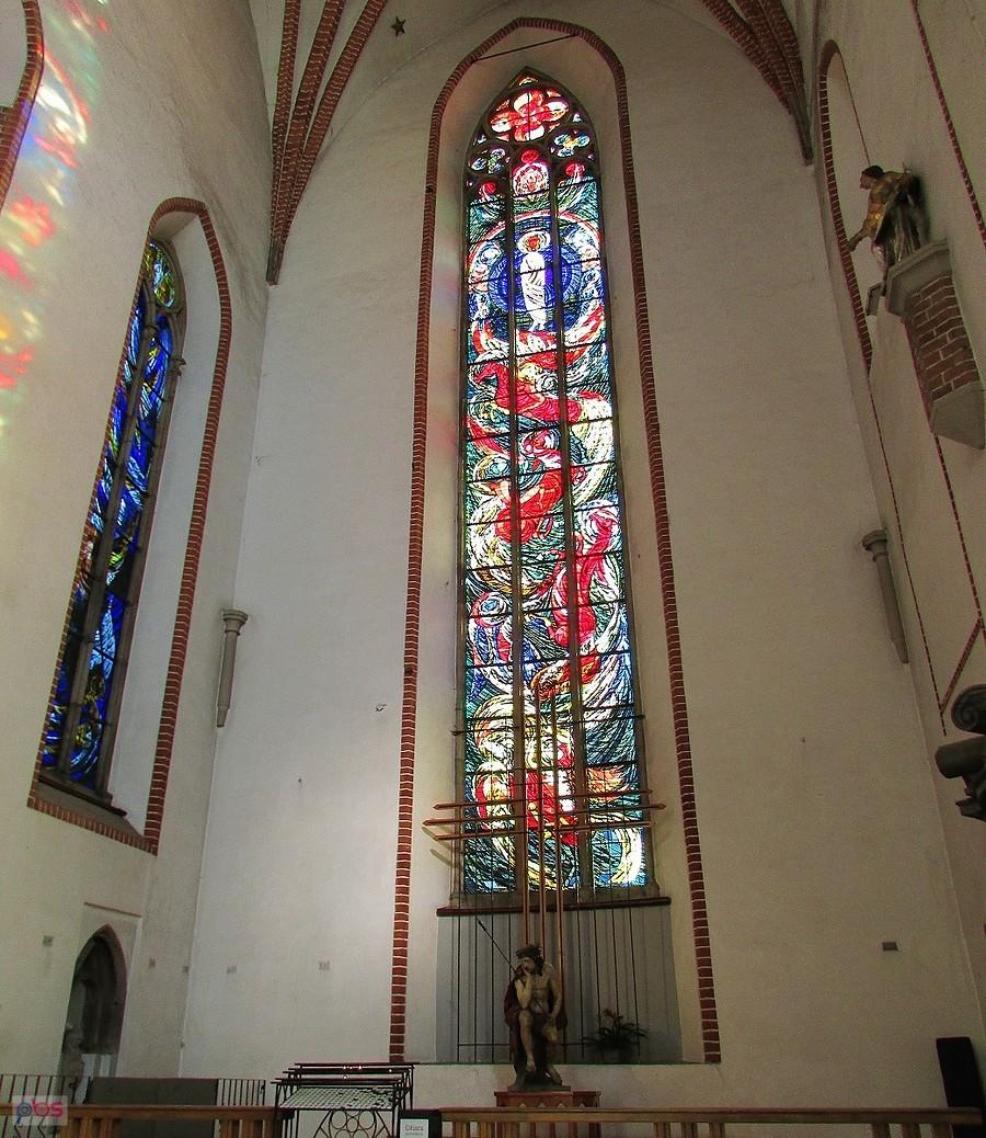 Jeden z witraży w kościele dominikanów