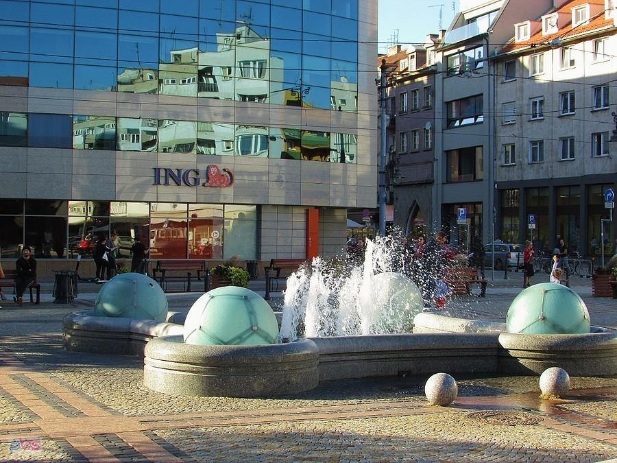 Fontanna piłkarska na skwerze przy katedrze św. Marii Magdaleny
