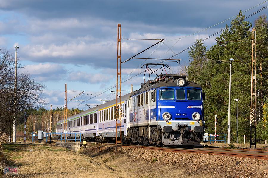 EP07-1017 z poc. IC 56100 "Kormoran" relacji: Olsztyn Główny - Wrocław Główny jedzie szlakiem linii D29-1: Poraj - Myszków, mijając przejazd w Ostrowie.