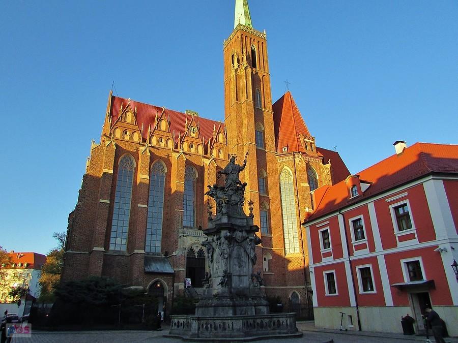 Pomnik św. Jana Nepomucena przed kolegiatą Świętego Krzyża i św. Bartłomieja