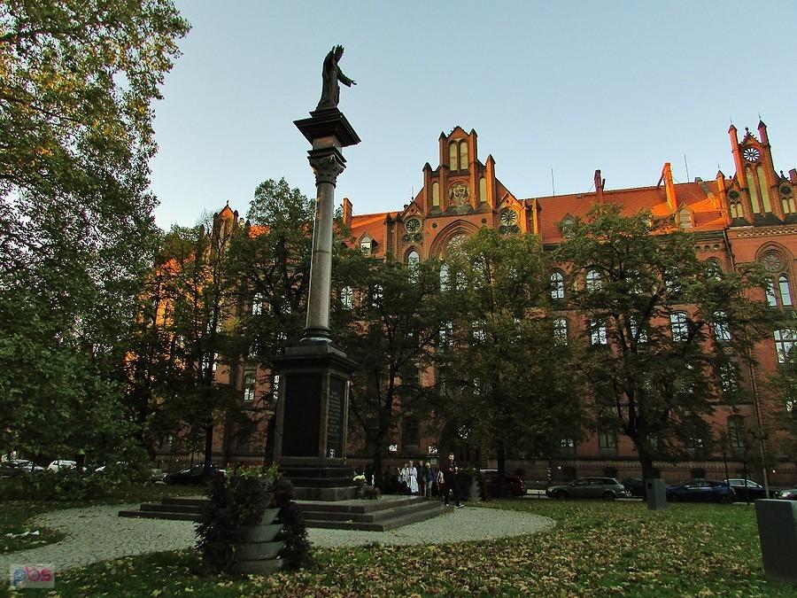 Plac Katedralny we Wrocławiu - kolumna Chrystusa Króla, dla uczczenia rocznicy dwóch tysięcy lat istnienia chrześcijaństw