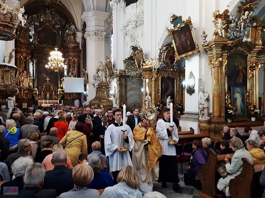 Trzebnica - procesja w bazylice