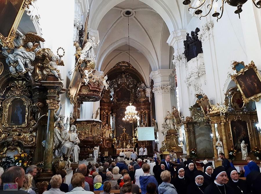 Trzebnica - wnętrze bazyliki św. Jadwigi i św. Bartłomieja Apostoła