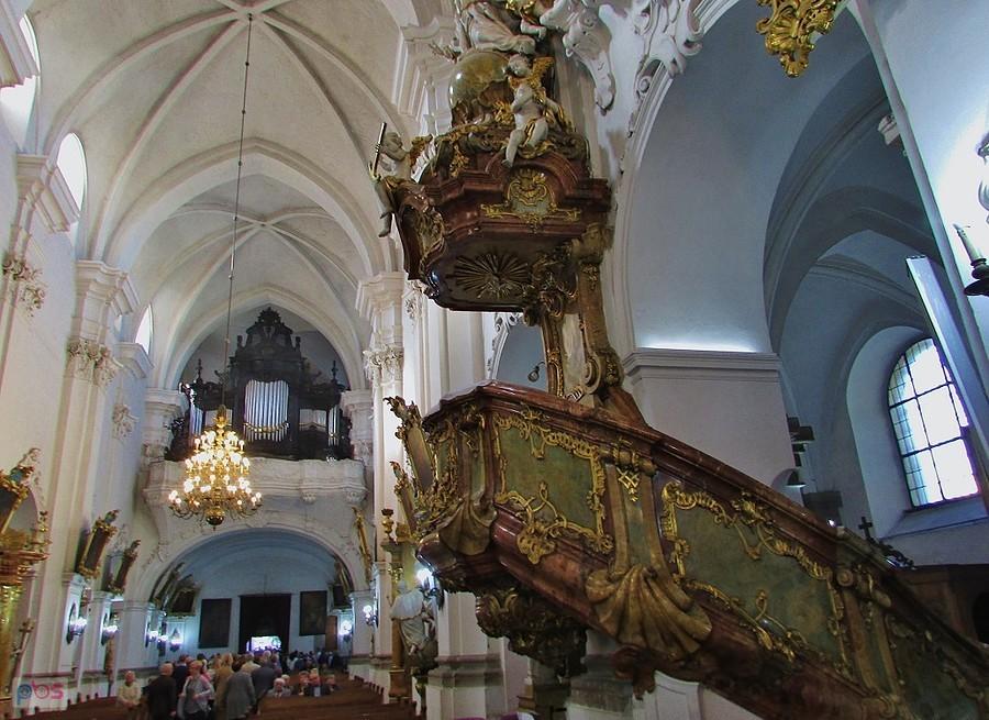 Monumentalna rokokowa ambona w bazylice trzebnickiej