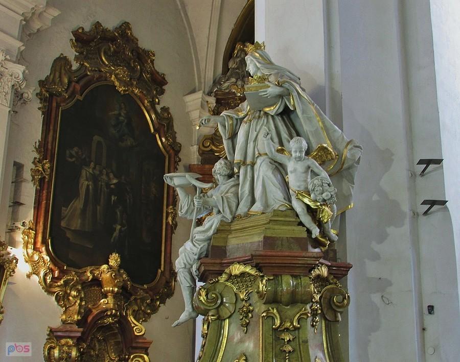 Tzebnica - jedna z rzeźb św. Jadwigi przy prezbiterium