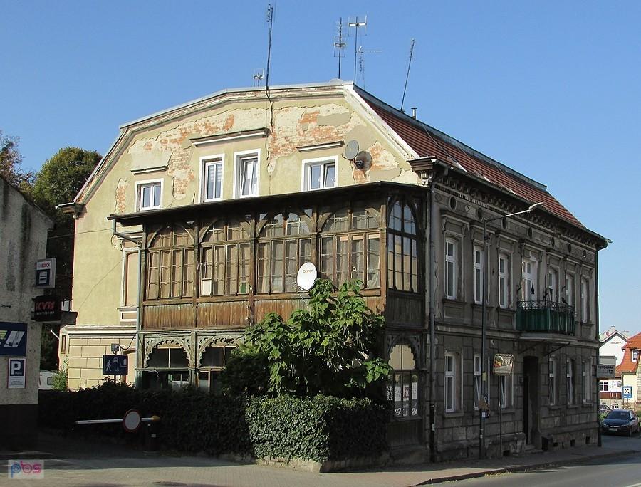 Trzebnica - kamienica z drewnianą werandą przy ul. Bochenka 11