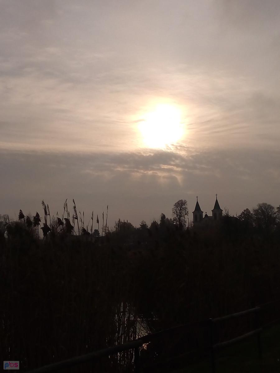 Słońce przebija się przez chmury