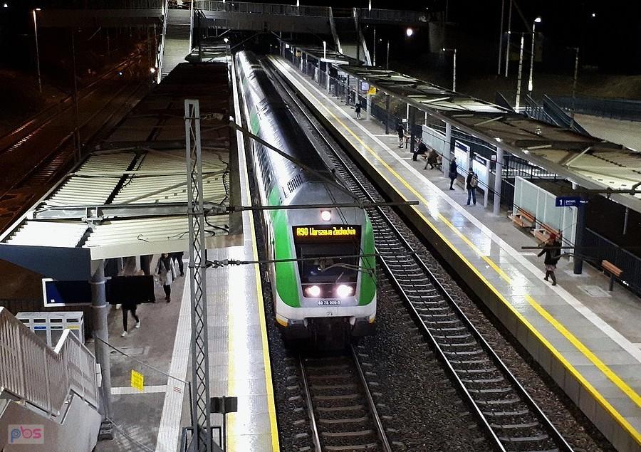 Pociąg Kolei Mazowieckich na przystanku Warszawa Powązki