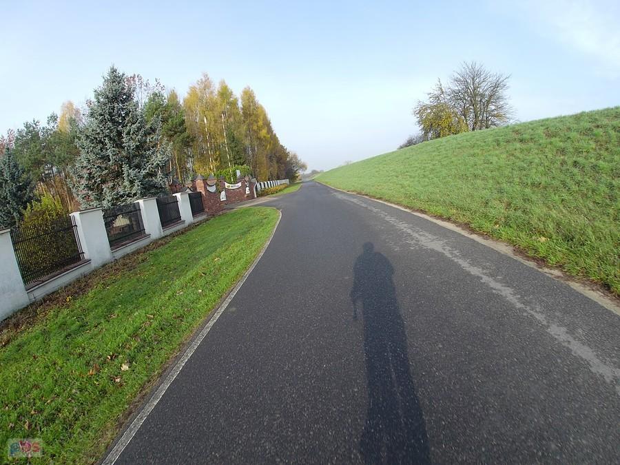 Goniąc własny cień
