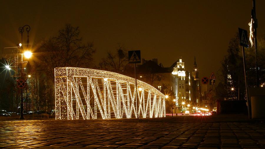 Iluminowany zarys dawnego Mostu Chwaliszewskiego