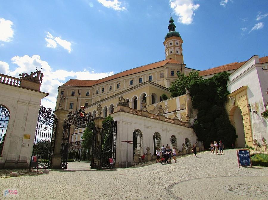 Przed zamkiem mikulovskim