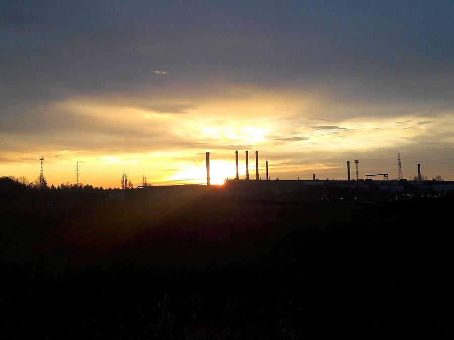 Industrialny wschód słońca.