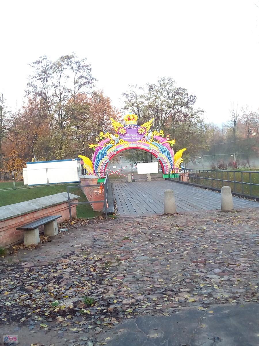W parku na Forcie Bema będzie chiński Festiwal Świateł, czy jakoś tak. Brama już jest