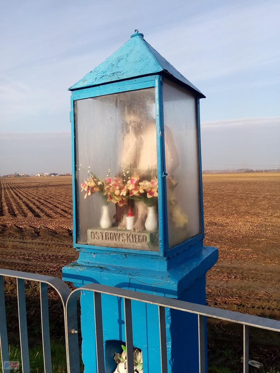 Chrystus frasobliwy teraz stoi przy samym rondzie w Pilaszkowie. A nie był przestawiany