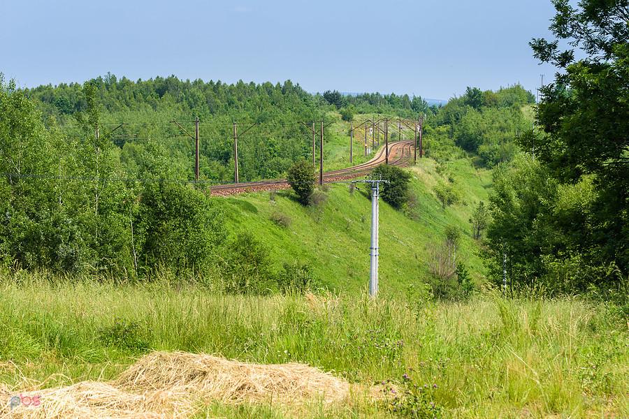 Widok na linię kolejową D29-8 z miejscowości Podłazie. Szlak: Suchedniów - Łączna.