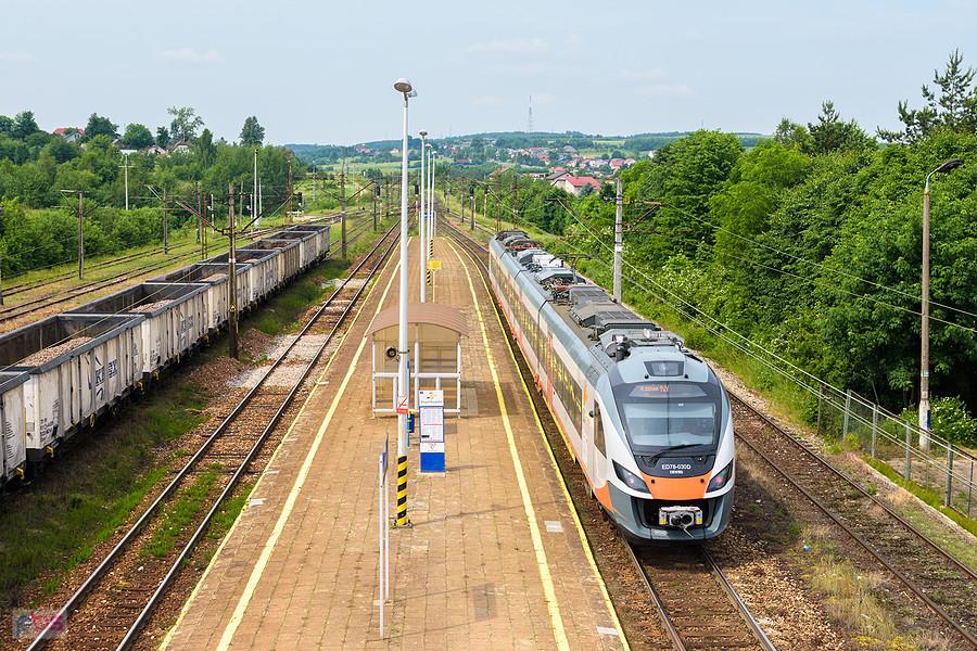 ED78-030 jako poc. osobowy Regio 23314/5 relacji: Ostrowiec-Świętokrzyski - Kraków Główny odjeżdża z peronów stacji Łączna, linia D29-8