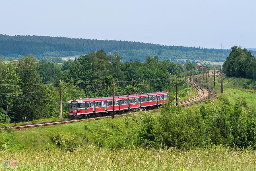 EN57-1389 jako poc. osobowy Regio 20323 relacji: Skarżysko-Kamienna - Kielce pokonuje szlak linii D29-8: Łączna - Zagnańsk, mijając miejscowość Jęgrzna.