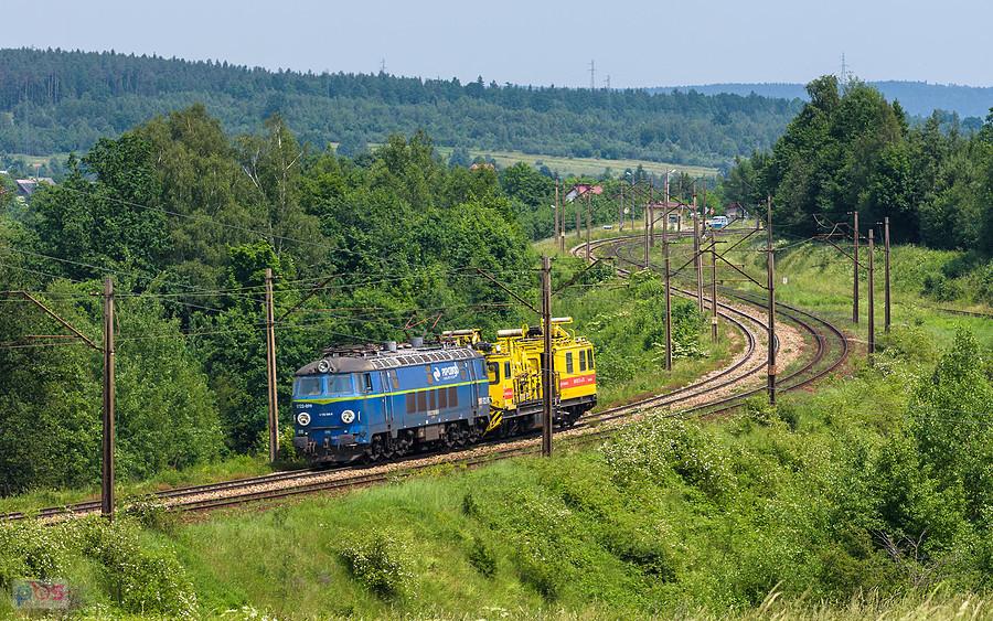 ET22-099 z pociągiem sieciowym MTW100.110 nr 774 jedzie szlakiem: Łączna - Zagnańsk w miejscowości Jęgrzna, kierując się w stronę Kielc, linia D29-8.