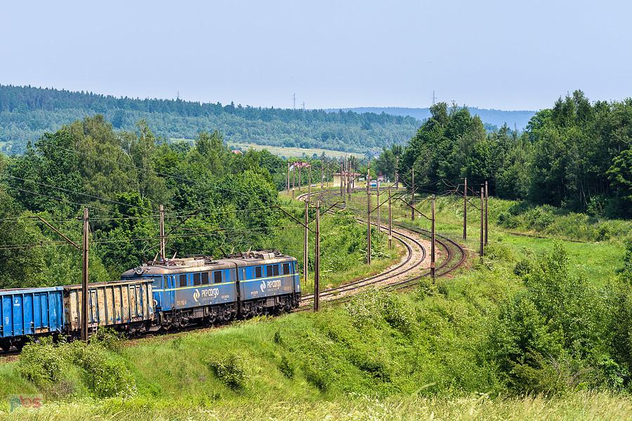 ET41-052 pokonuje kręty szlak linii D29-8: Zagnańsk - Łączna, kierując się w stronę Skarżyska-Kamiennej. Na zdjęciu skład mija łuki w miejscowości Jęgrzna.