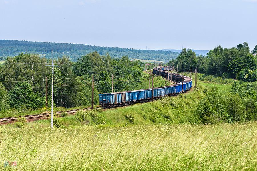 ET41-052 pokonuje kręty szlak linii D29-8: Zagnańsk - Łączna, kierując się w stronę Skarżyska-Kamiennej. Na zdjęciu skład mija łuki w miejscowości Jęgrzna.