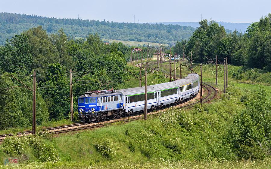 EP07-1036 na czele poc. TLK 16113 "Sztygar" relacji: Radom - Wrocław Główny minął stację w Łącznej, wjeżdżając na szlak do Zagnańska, linia D29-8.
