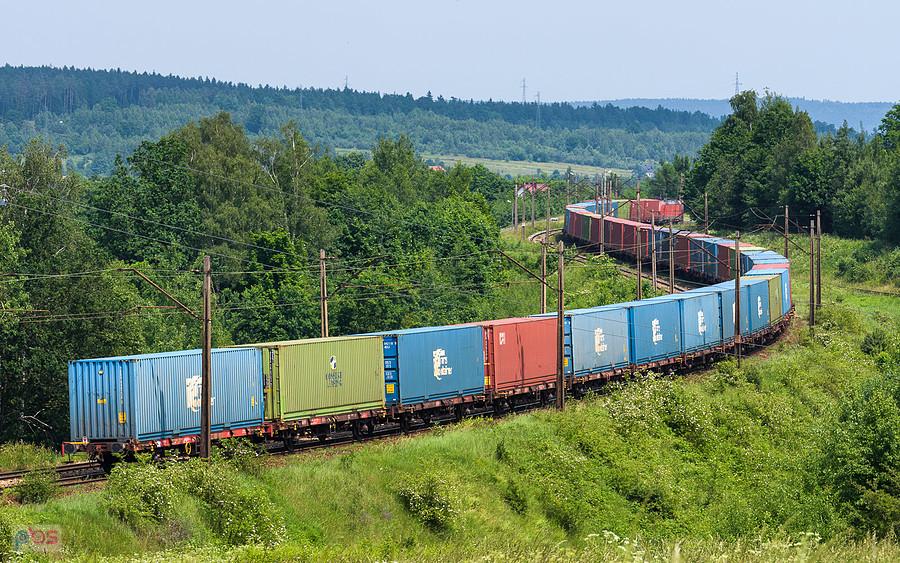 Vectron DB Cargo na szlaku linii D29-8: Zagnańsk - Łączna, kierując się w stronę Skarżyska-Kamiennej. Na zdjęciu skład mija łuki w miejscowości Jęgrzna.
