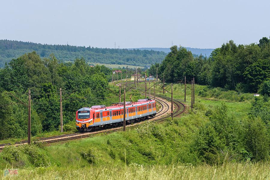 EN57ALd-2210 jako poc. SuperREGIO 26100/1 relacji: Ostrowiec Świętokrzyski - Wrocław Główny mija łuk w miejscowości Jęgrzna. Szlak: Łączna - Zagnańsk, D29-8.
