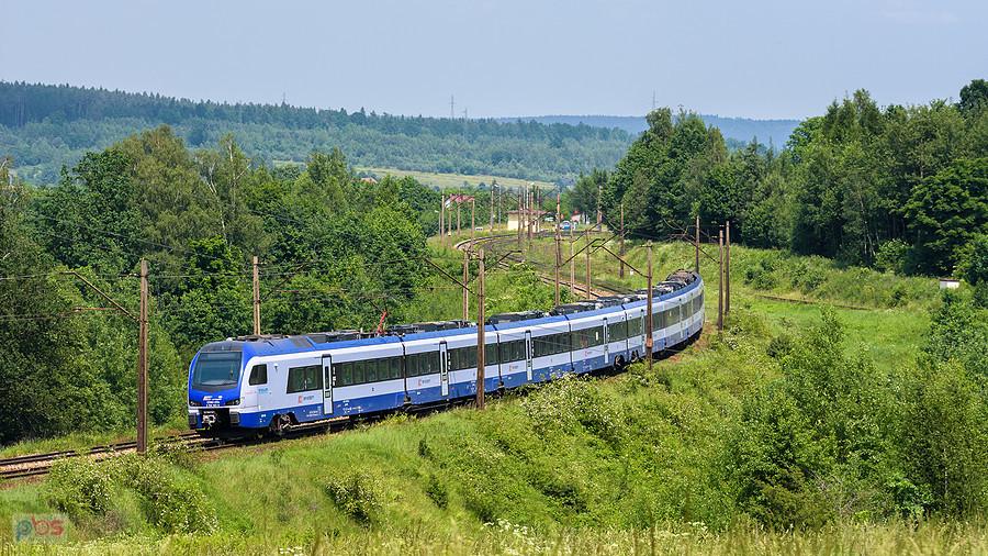 ED160-105 jako poc. IC 3522 "Kolberg" relacji: Kraków Główny - Olsztyn Główny na szlaku linii D29-8: Zagnańsk - Łączna. Skład mija miejscowość Jęgrzna.