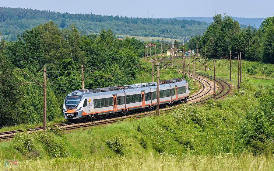 ED78-029 jako poc. Regio 23316/7 relacji: Ostrowiec Świętokrzyski - Kraków Główny jedzie linią D29-8: Łączna - Zagnańsk, mijając łuki w miejscowości Jęgrzna.