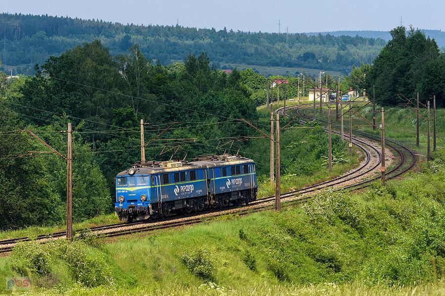 Luźny ET41-047 pokonuje łuki w miejscowości Jęgrzna, kierując się w stronę Kielc. Szlak: Łączna - Zagnańsk, linia D29-8.