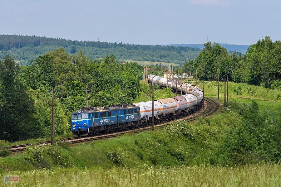 ET41-066 jedzie na południe szlakiem: Łączna - Zagnańsk, mijając miejscowość Jęgrzna, linia D29-8.